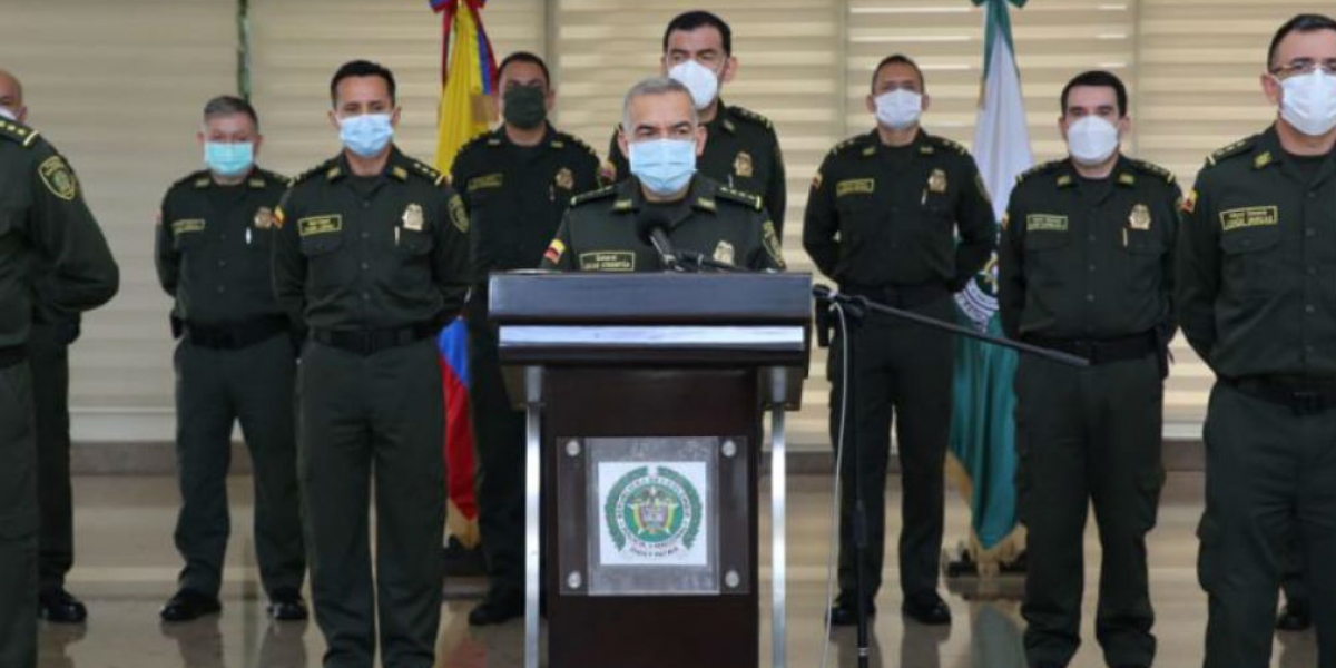 General Oscar Arteortua y directivos de la institución policial. cortesía