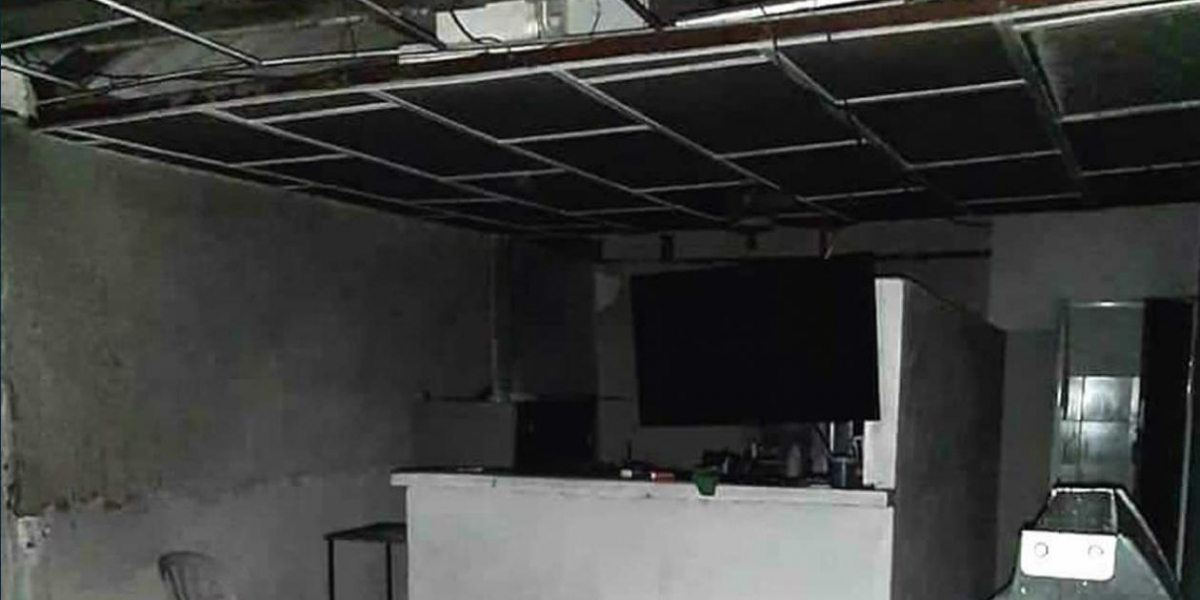 Zona Cero Cielo raso destruido por las llamas.