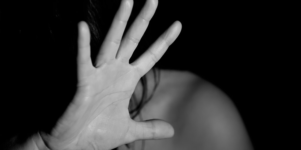 La mujer fue a la comisaria a pedir protección del Estado, y recibió un golpe por parte del funcionario.