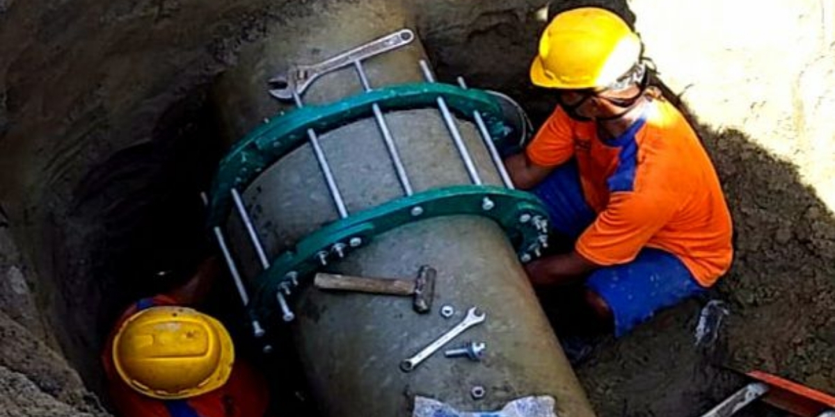 Distrito Durante las horas de la noche del pasado lunes, operarios de la empresa corrigieron la fuga que se registró en la tubería de impulsión de 12 pulgadas de PVC.