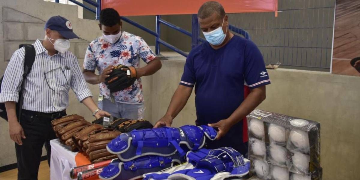 Gobernación del Magdalena Entrega de dotación a las ligas deportivas.