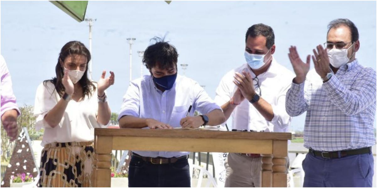 Jaime Pumarejo, alcalde de Barranquilla, firma el crédito con el BID. cortesía