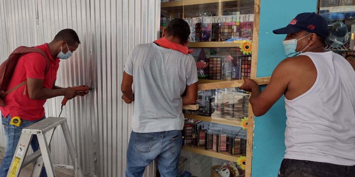 Seguimiento.co Comerciantes cubren las ventanas para evitar desmanes.
