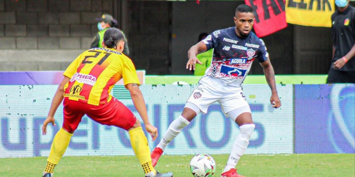 Fabián Viáfara enfrentando la marca de Diego Sánchez.
