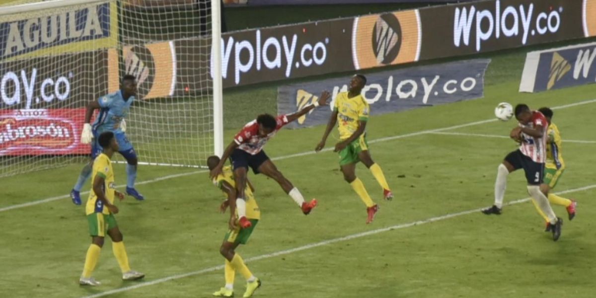 Zona Cero Willer Ditta anotando de cabeza el tercer gol juniorista.