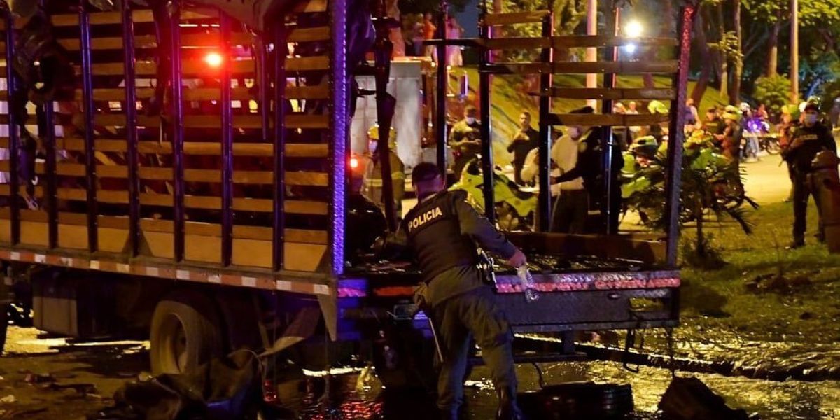 El País Cali Así quedó el camión después de la explosión.