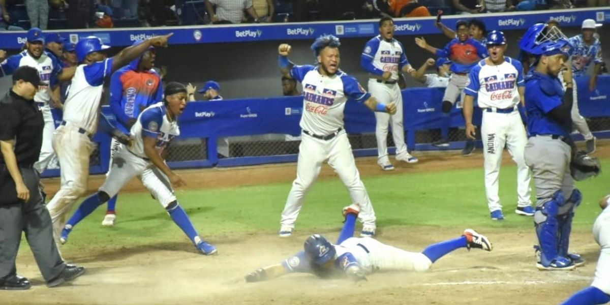 Cristian Mercado Jugadores de Caimanes celebrando la cuarta carrera.