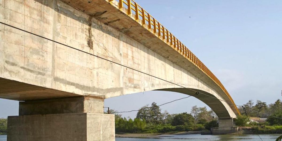 Ministerio de Transporte El puente Valencia sobre el Río Sinú.