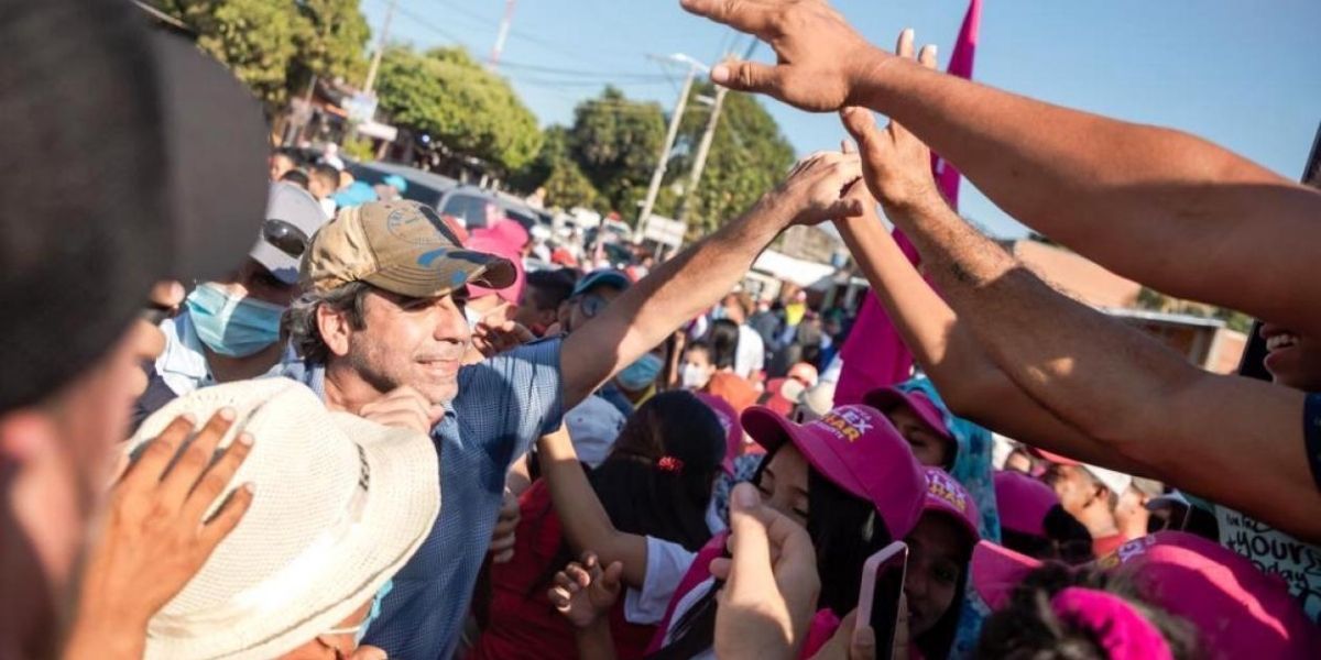 Zona Cero El precandidato presidencial Alex Char saludando a la gente del Magdalena.