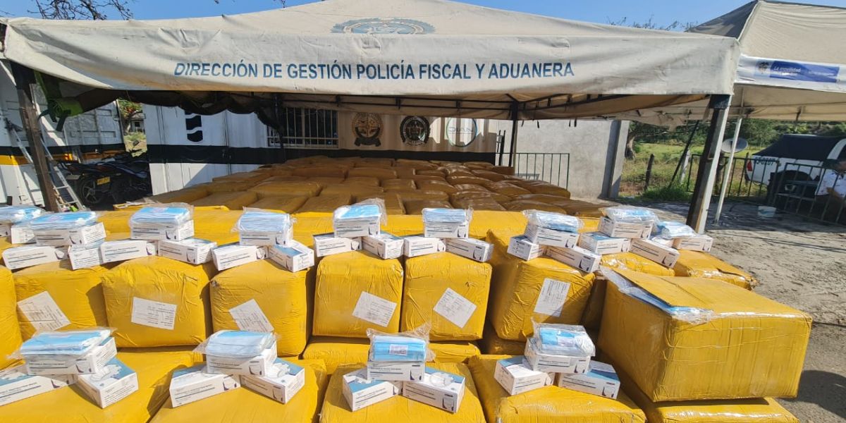 Policía Metropolitana de Santa Marta Mediante controles aduaneros.