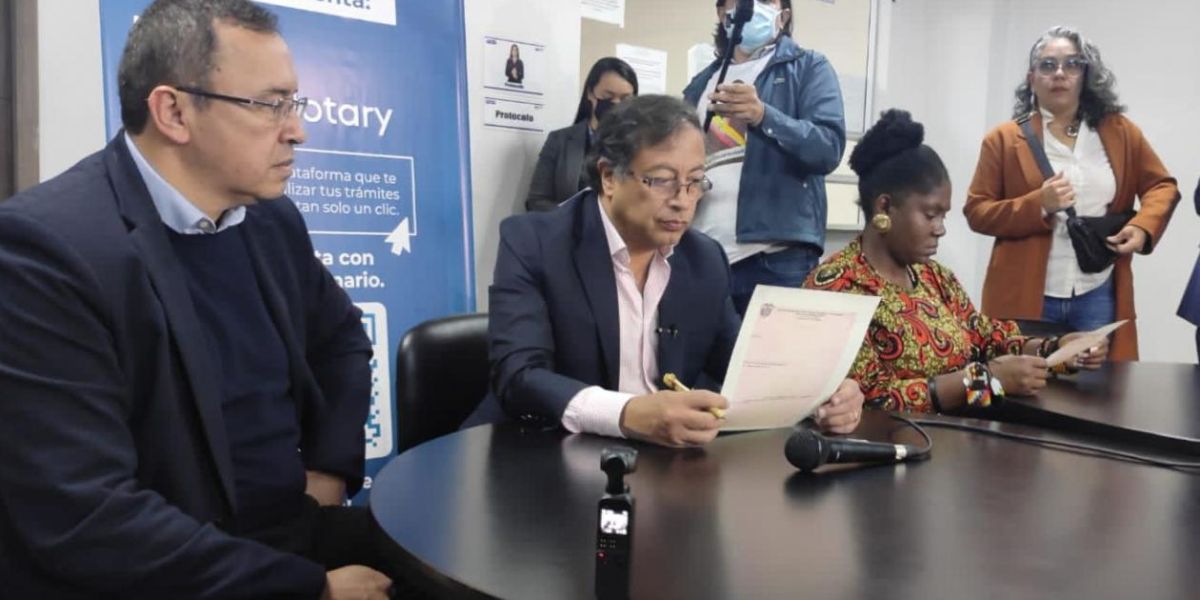 Twitter Firma ante el notario por parte de Petro.