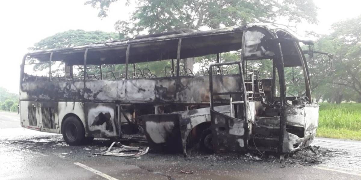 Vía BluRadio Bus incinerado por 'Clan del Golfo'