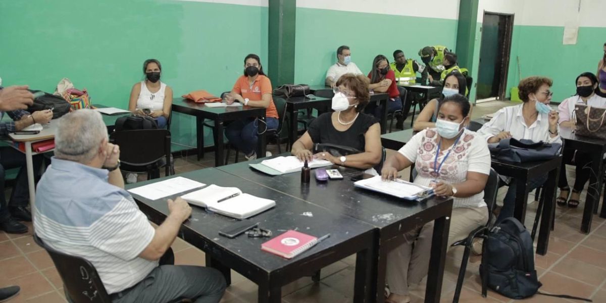 Alcaldía de Santa Marta El equipo interdisciplinario se reunió durante el día con decenas de estudiantes para escuchar las denuncias.