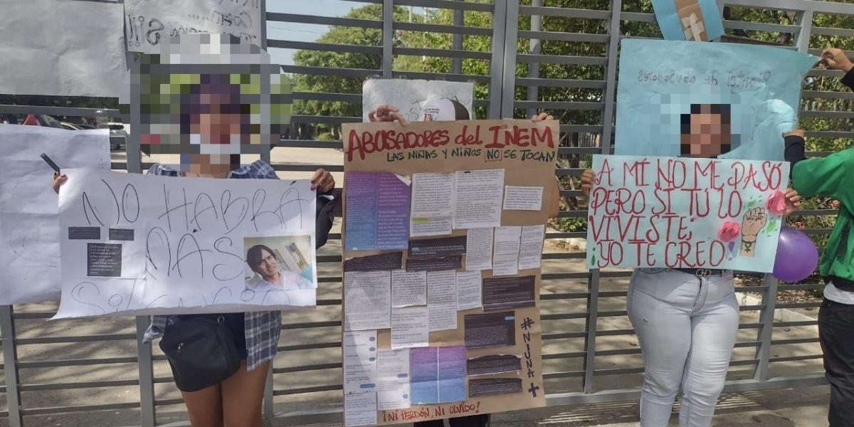 Seguimiento.co Estudiantes con sus pancartas a las afueras del Inem