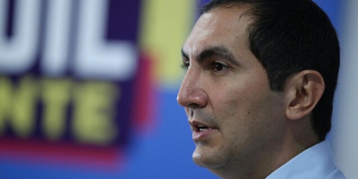 Caracol Radio David Barguil se mostró en contra de la decisión.