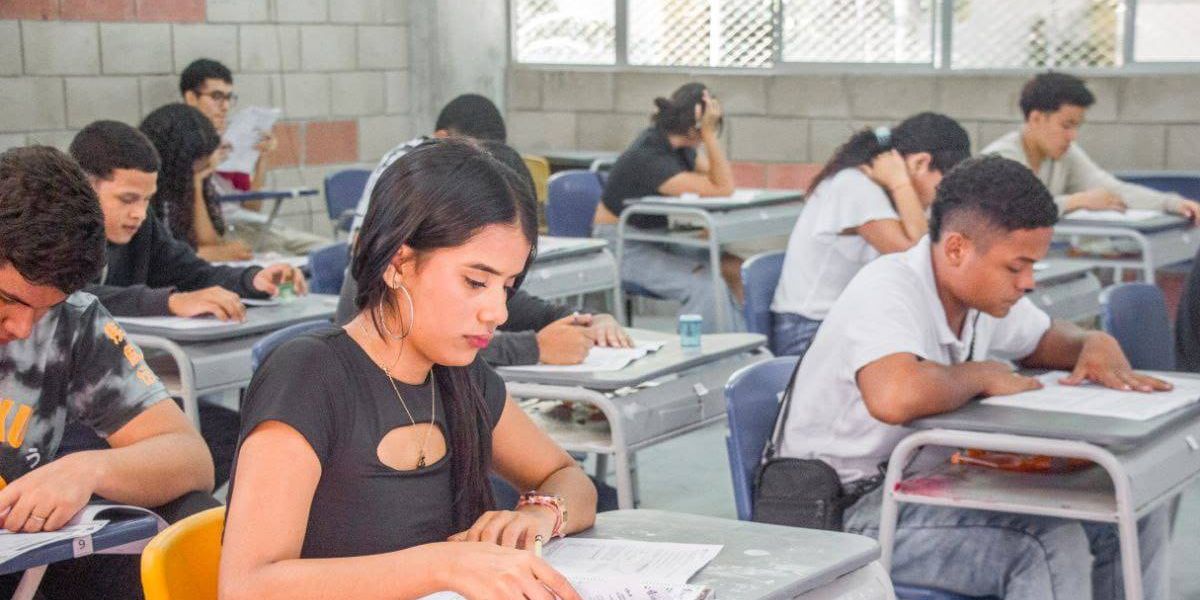 Jóvenes presentando las pruebas ICFES.