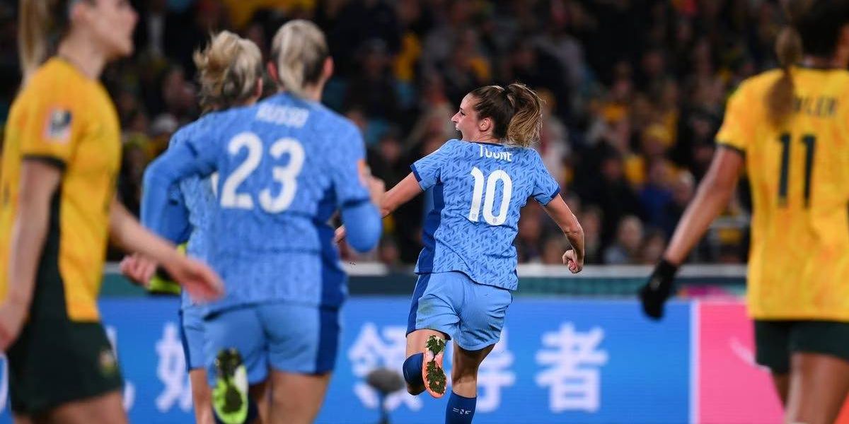 Semana Ella Toone celebrando el primer gol.