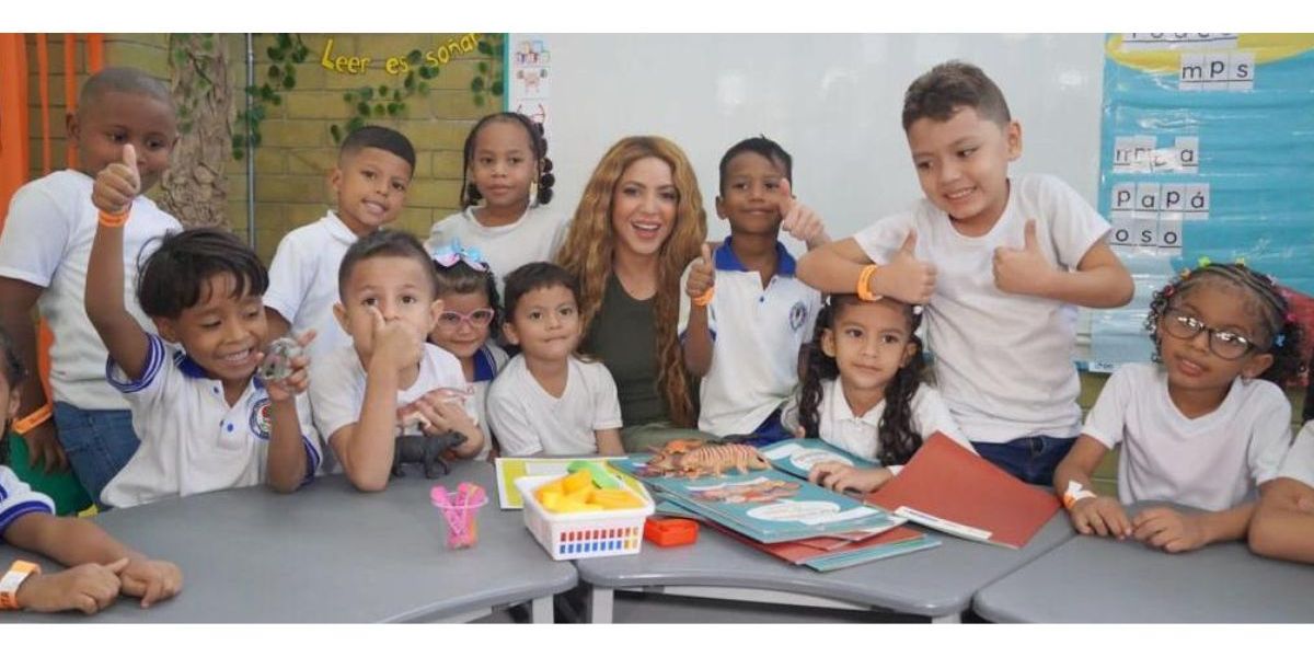 Alcaldía de Barranquilla Shakira con los estudiantes beneficiados en el colegio Nuevo Bosque.
