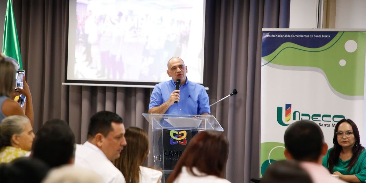 Cortesía Encuentro del alcalde Carlos Pinedo con líderes de comerciantes en la ciudad.