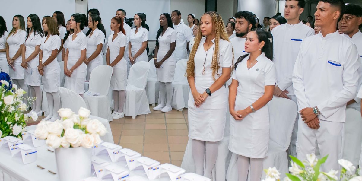 Cortesía 30 estudiantes de noveno semestre del Programa de Enfermería recibieron los símbolos de la luz para iniciar prácticas profesionales.