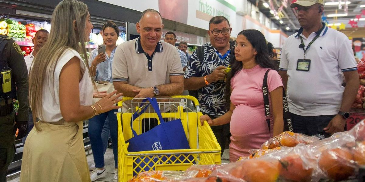 Cortesía Entrega de los primeros mercados este viernes.