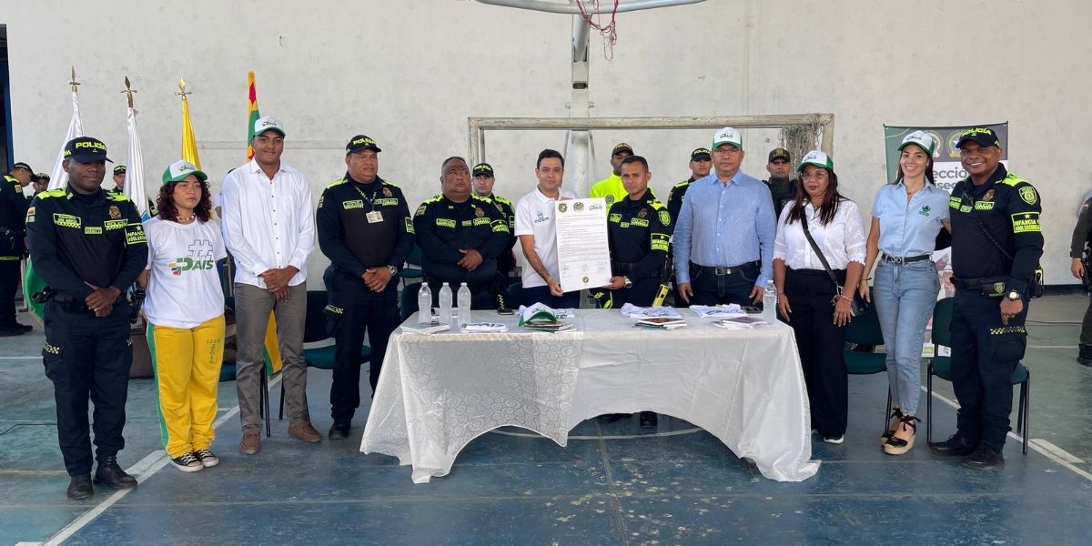 Seguimiento. Secretario David Farelo Daza, fuerzas públicas y directivos y representantes de la IED.