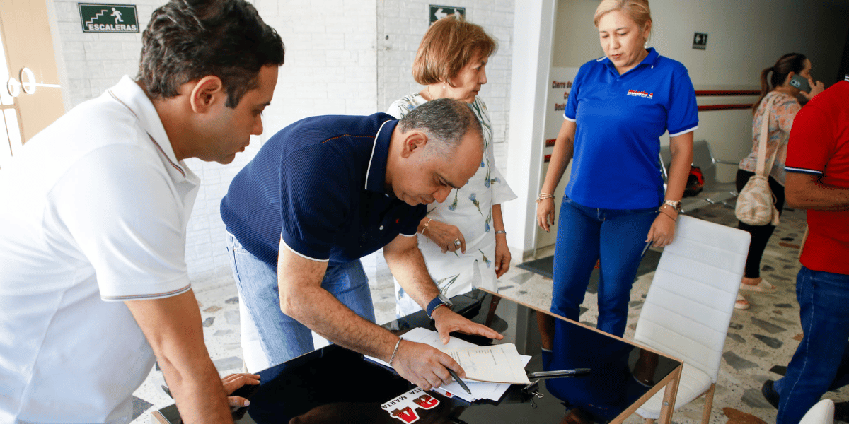Cortesía Firma de escritura para el nuevo Centro de Vida
