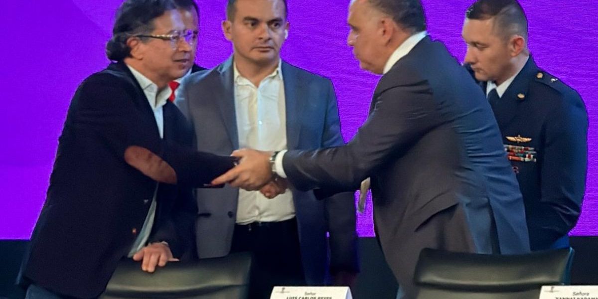 Presidente Petro y el alcalde Carlos Pinedo.
