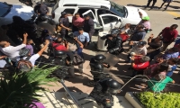 Martínez y Caicedo llegando a la audiencia