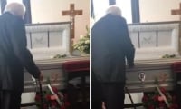 Abuelo cantando a su esposa muerta.