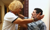 Carlos Valderrama se abraza con Diego Maradona. 