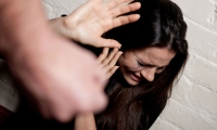 Vecinos del sector intervienen para evitar que el hombre siguiera golpeando a la mujer. 