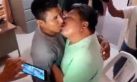 El video muestra cómo algunos hombres deciden someterse a esta condición a cambio de la posibilidad de seguir trabajando
