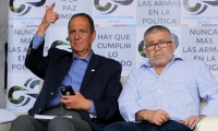 El negociador del proceso de paz con el Ejército de Liberación Nacional (ELN), Juan Camilo Restrepo (i), y el vocero del ELN en los diálogos de Quito, Juan Carlos Cuellar. 