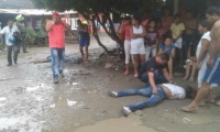 En el suelo quedaron tendidos los cuerpos.	