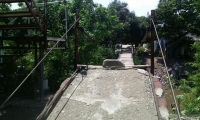 El peligroso puente que deben atravesar todos los días los habitantes de Villa Leydi en Gaira.