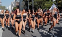 Las candidatas en pleno desfile. 
