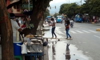 Algunas personas se rebuscan ofreciendo alternativas para cruzar la calle. 