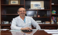 En su consultorio donde ha ofrecido servicios médicos por 32 años.