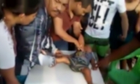 Momentos en el menor era reanimado por el lanchero. 