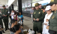 Entrega de volantes por parte de la Policía.
