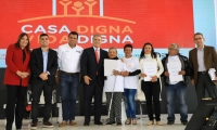 Presidente Iván Duque, junto con el ministro de Vivienda, Jonathan Malagón, el ministro de Agricultura, Andrés Valencia, y la Directora de Prosperidad Social, Susana Correa, en el lanzamiento de Casa Digna Vida Digna, en Soacha, Cundinamarca. 