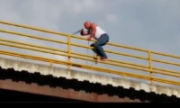 Hombre que amenazaba con suicidarse. 