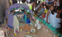 Los menores y sus familias participan en el concurso de 'Pesebres ecológicos' del Dadsa.