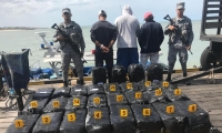 Capturados y droga incautada.