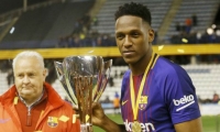 Yerry Mina con el trofeo de la Súpercopa de Cataluña. 