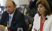 La canciller colombiana, María Ángela Holguín (d), y el ministro de la Defensa colombiano, Luis Carlos Villegas.