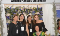 La diseñadora Judy Hazbun posó al lado de las wedding planners.
