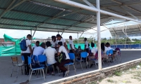 Estudiantes de Tucurinca tienen que recibir clases en la cancha múltiple, luego que sus aulas perdieran el techo debido al vendaval del fin de semana.