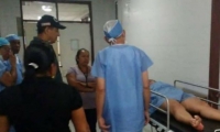Momentos en que es atendida una de las mujeres quemadas.